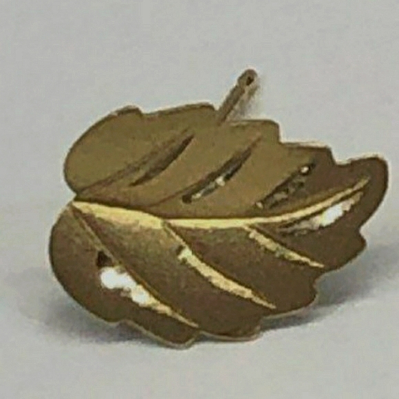 14k Solid Gold Oak Leaf Earrings, just Adorable and So Pretty! - Picture 6 of 7